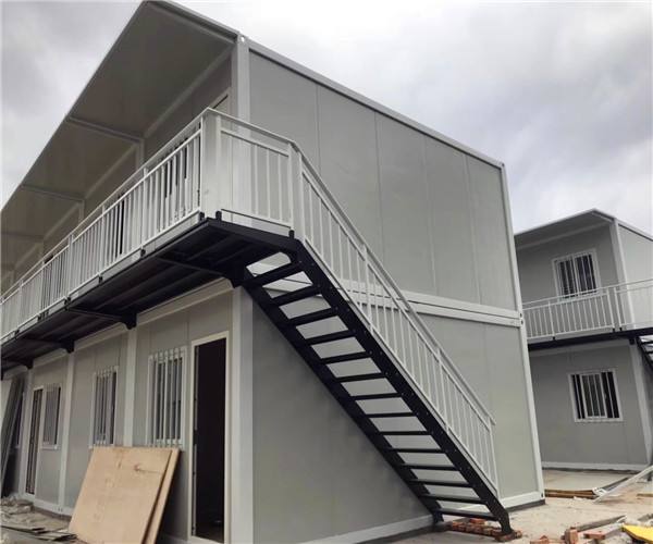 集成房屋是屬于長(zhǎng)久性的住宅，使用壽命應(yīng)該在70年以上，再者就是輕鋼集成房屋結(jié)構(gòu)特別的穩(wěn)定